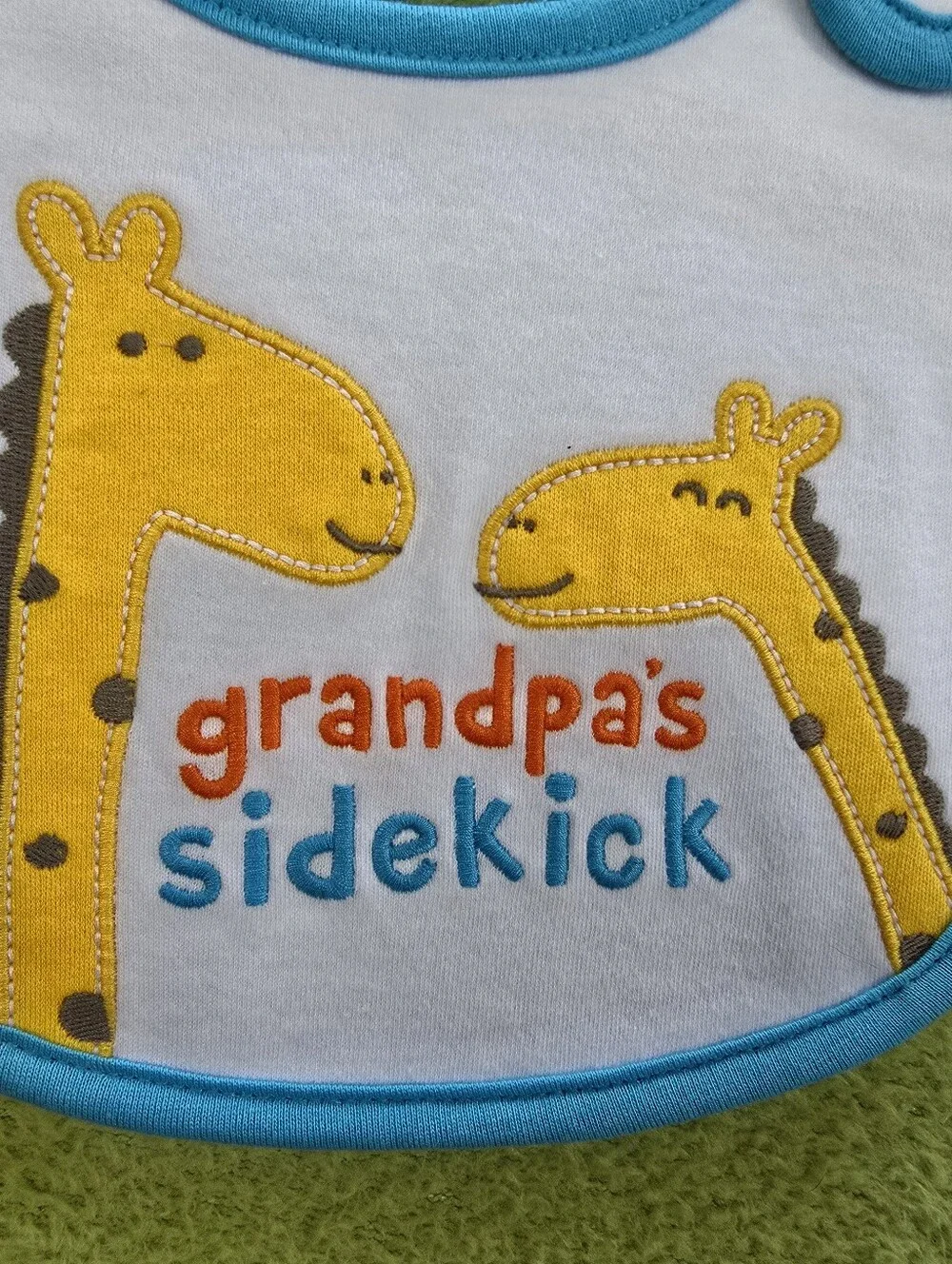 NWT  Baby BOYS & GIRLS - BIB  GRANDPA'S SIDEKICK - BIB - GIRAFFE - CARTERS (Q8)